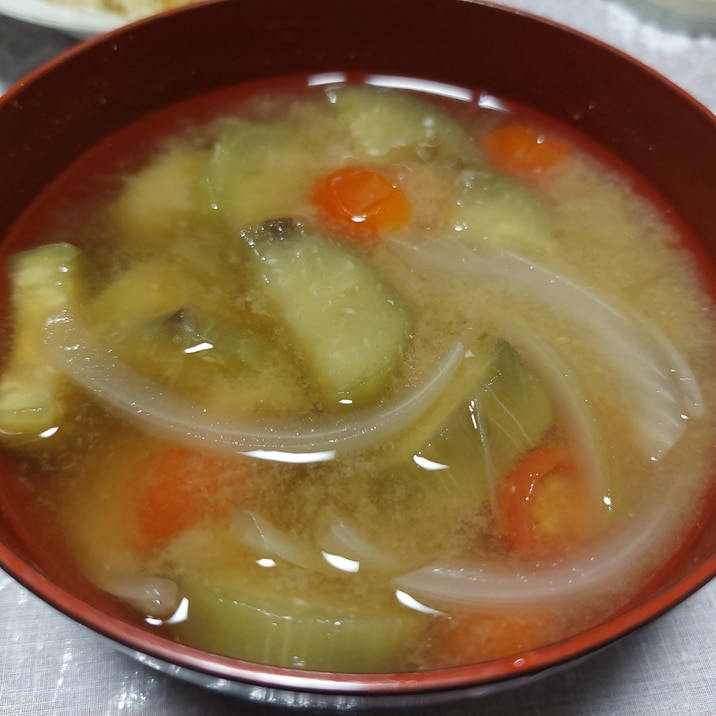 プチトマト ナス 玉ねぎのお味噌汁